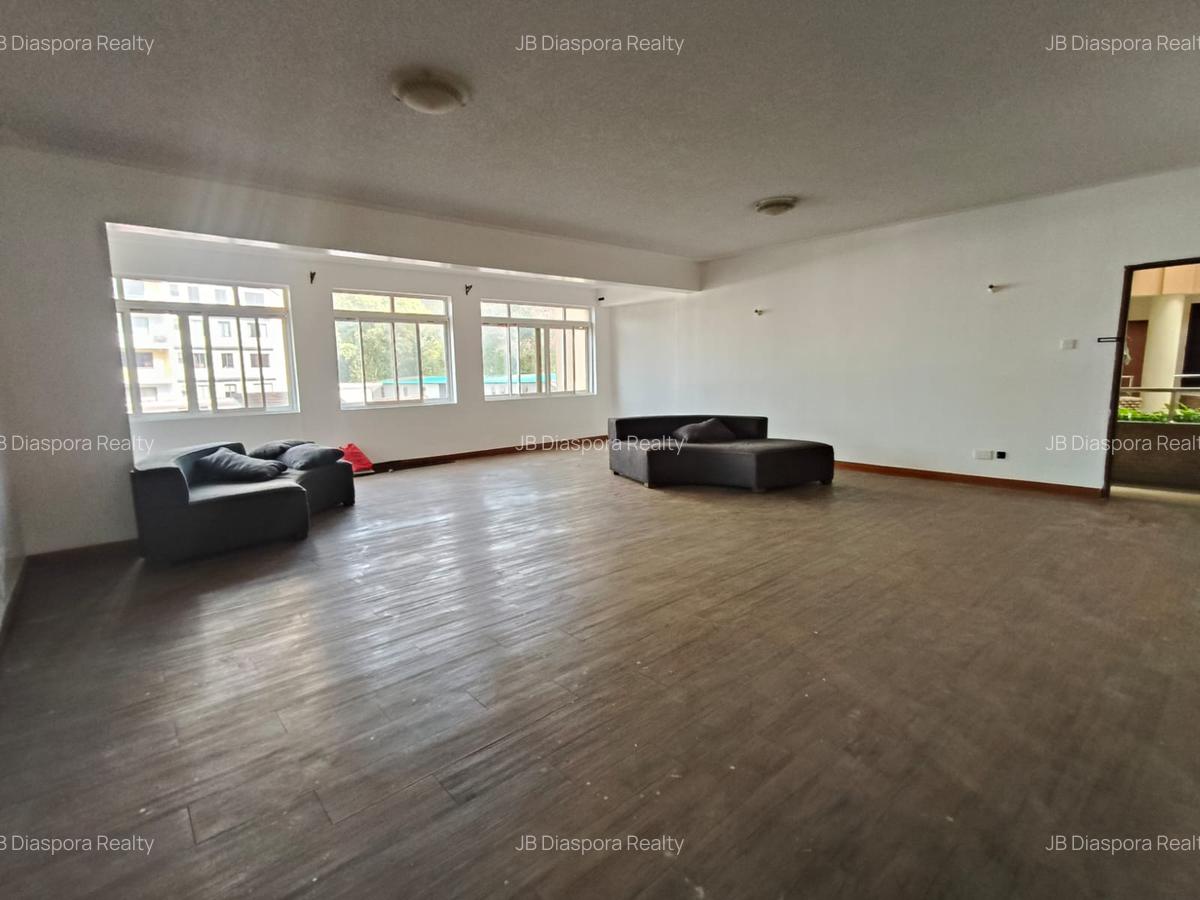 3 Bed Apartment with En Suite in Brookside - 5