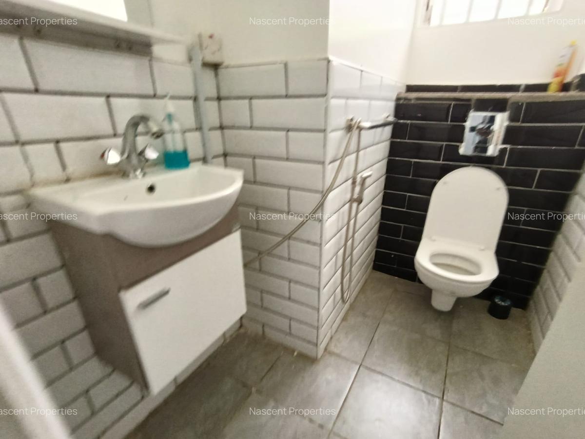 5 Bed House with En Suite in Nyari - 14