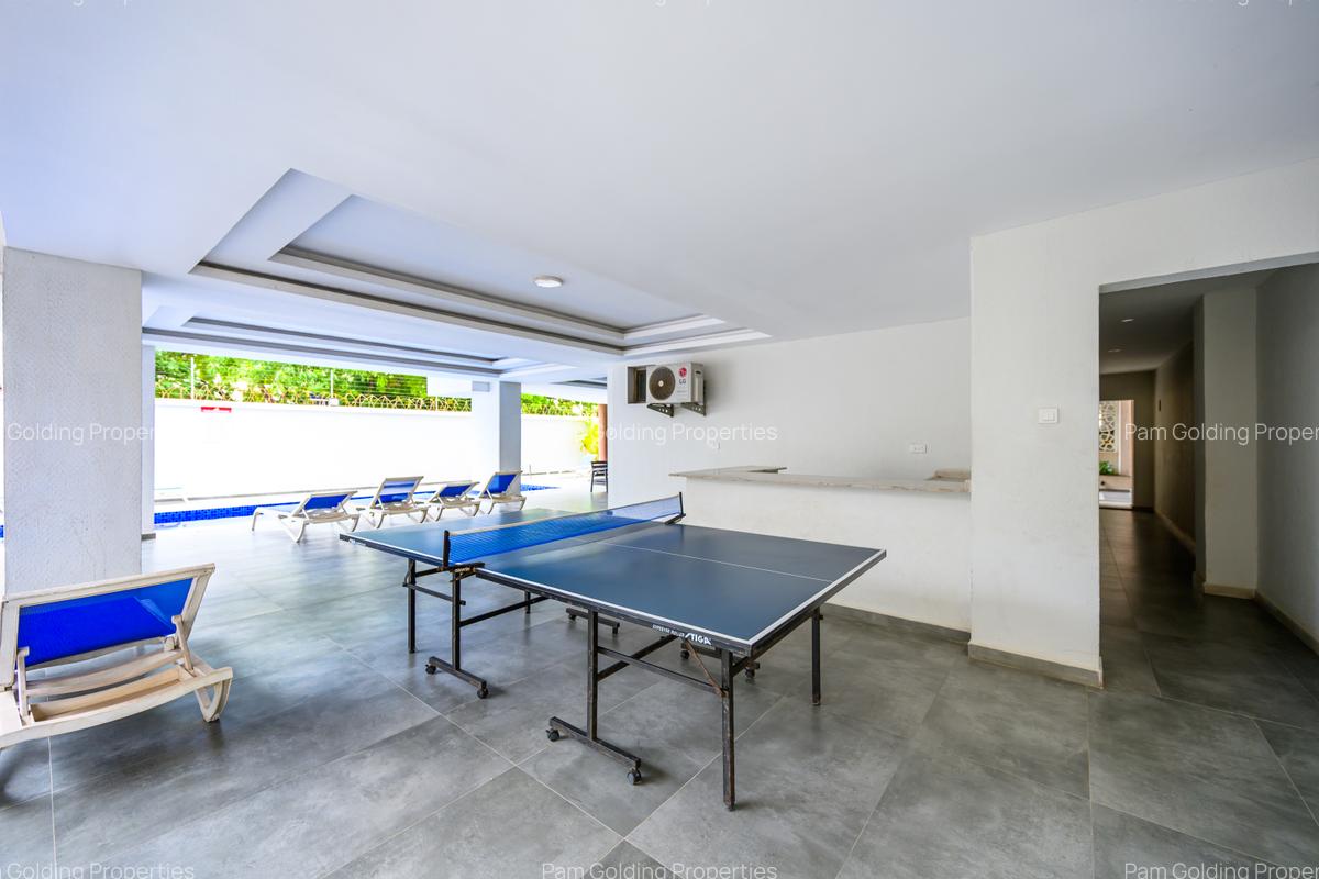 Serviced 2 Bed Apartment with En Suite at 1St Avenue - 14