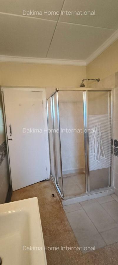 4 Bed House with En Suite in Rosslyn - 14