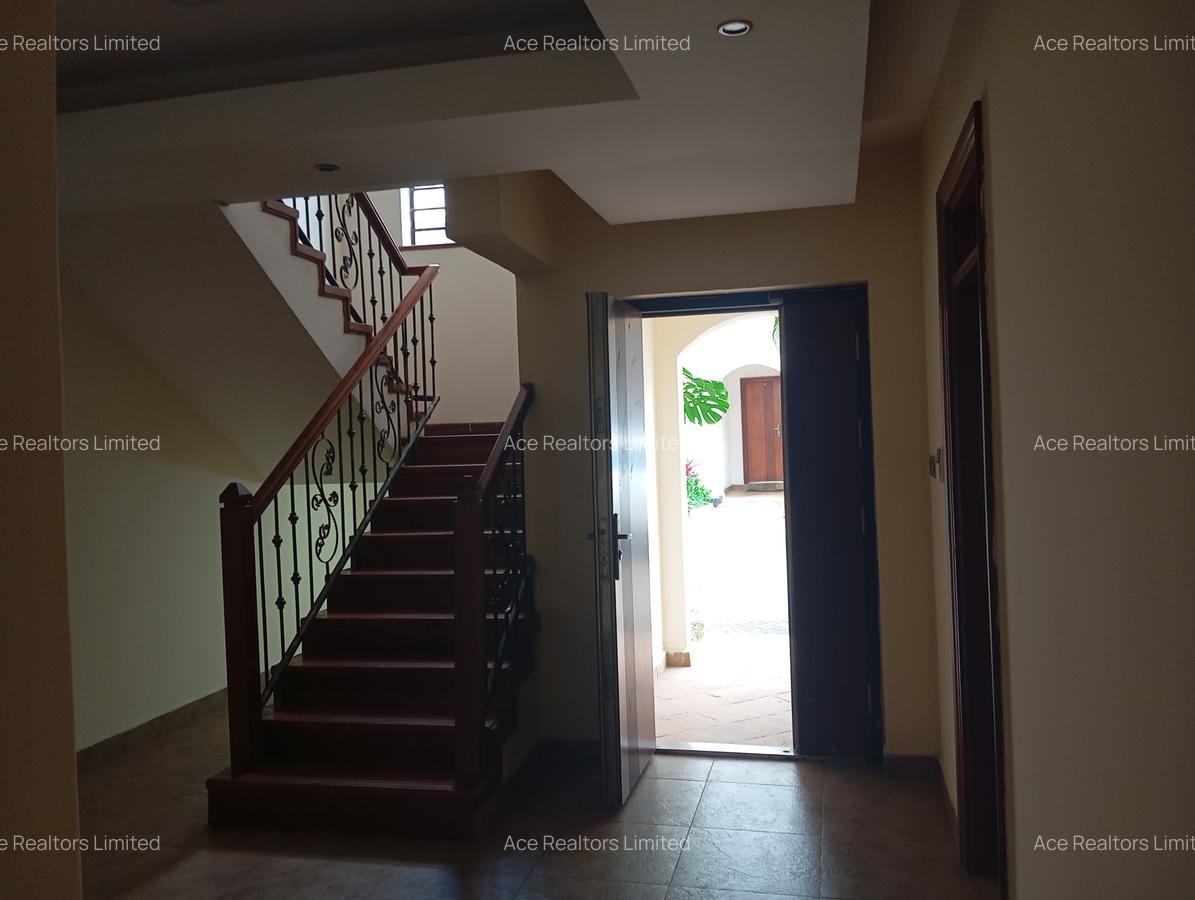 5 Bed Townhouse with En Suite at Lavington - 5