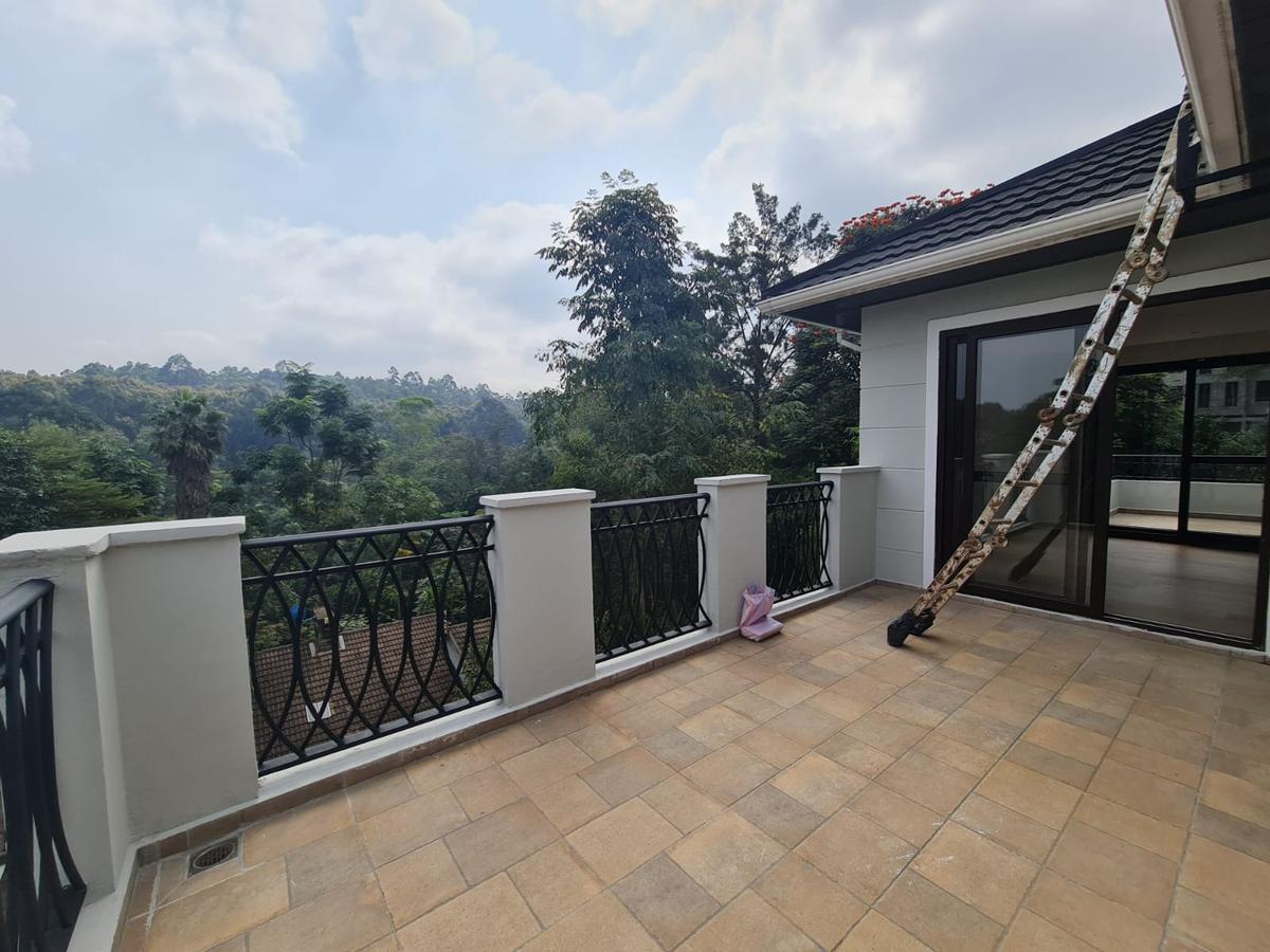 5 Bed Townhouse with En Suite in Spring Valley - 3