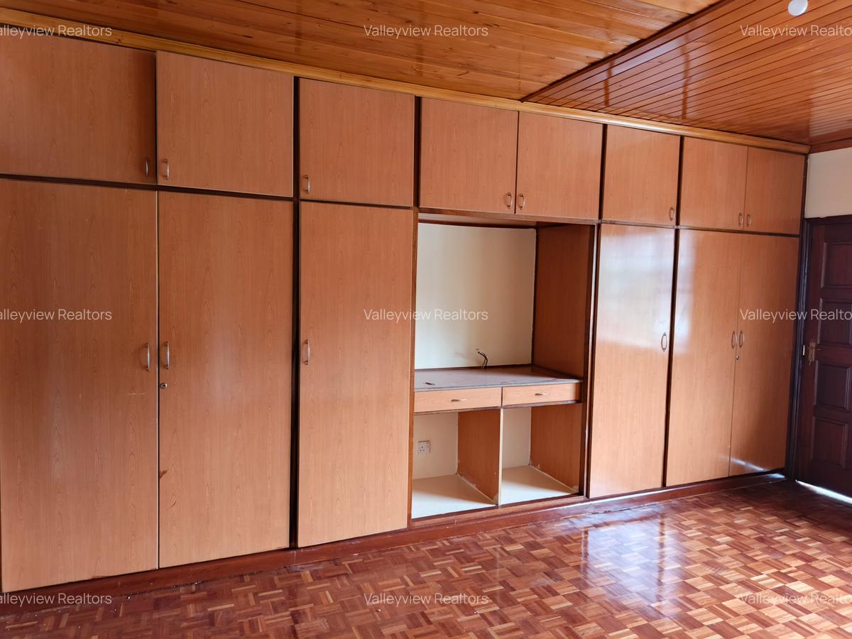 5 Bed Townhouse with En Suite at Lavington - 18