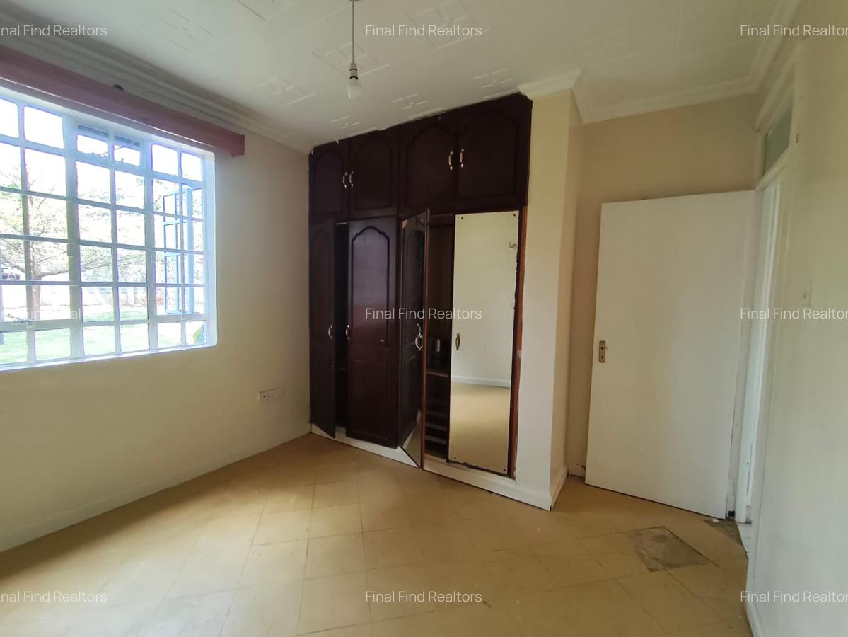 5 Bed House with En Suite in Runda - 12