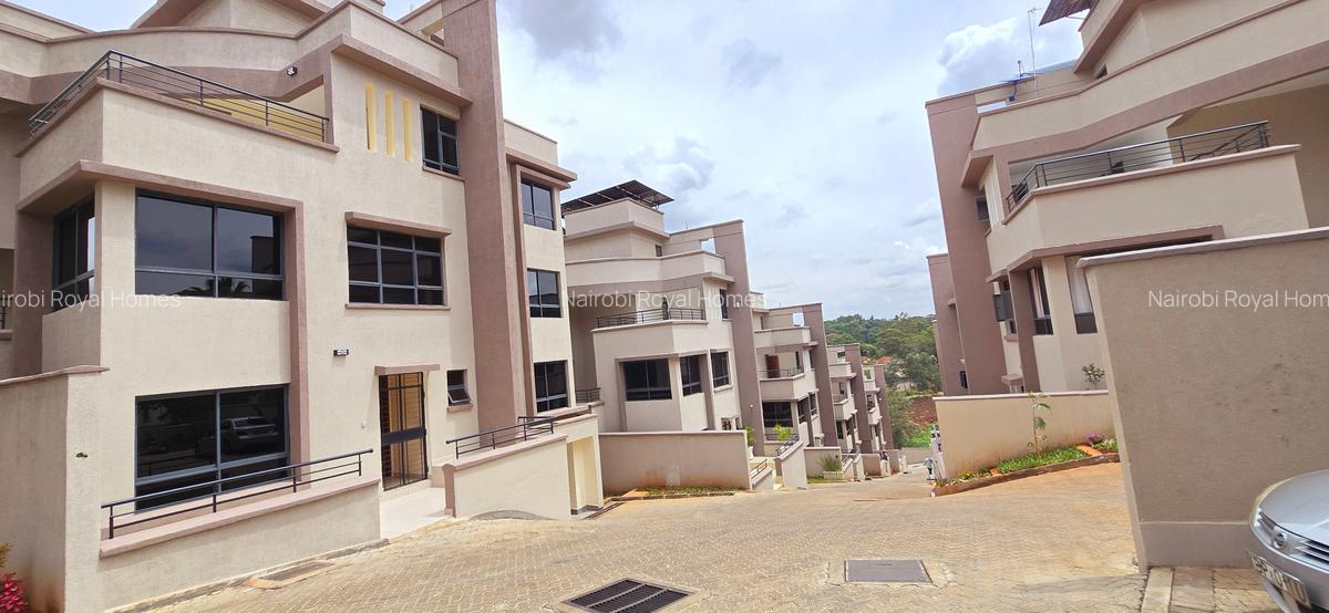 5 Bed Townhouse with En Suite at Lavington Road - 1