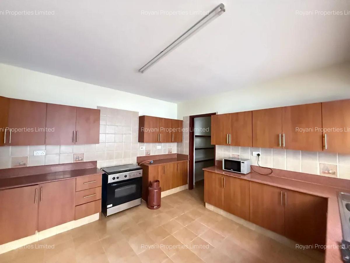 5 Bed Townhouse with En Suite in Lavington - 4