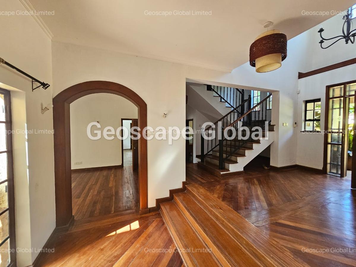 5 Bed House with En Suite in Runda - 12