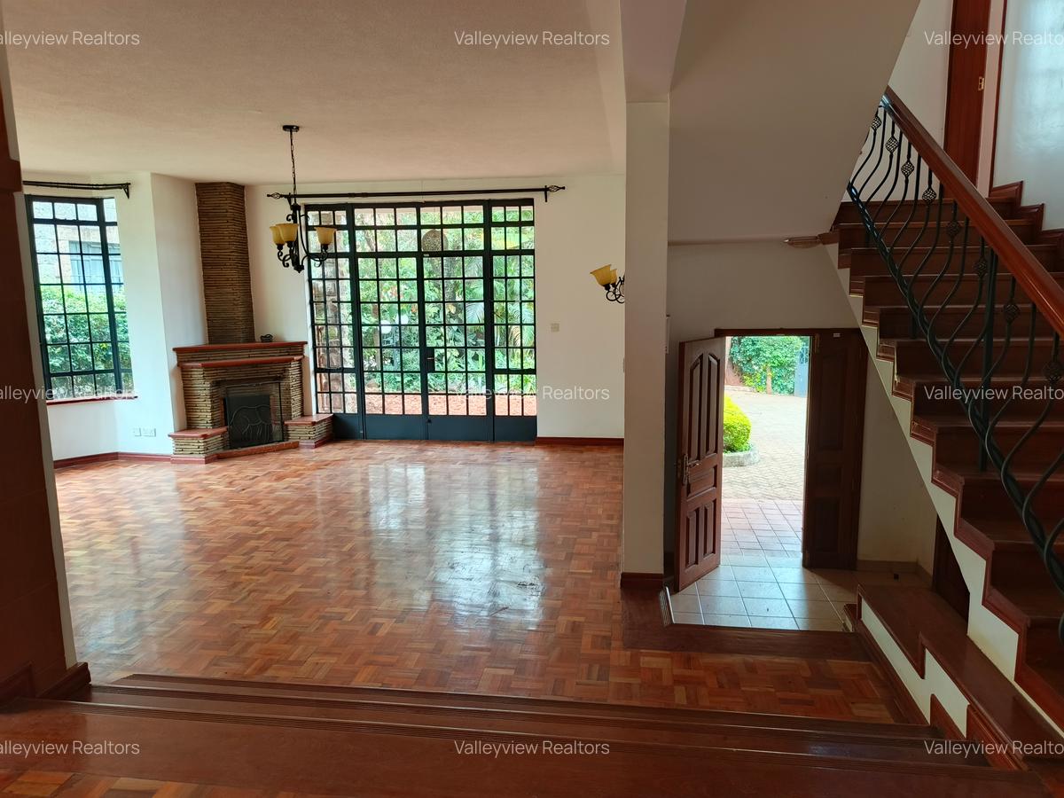 5 Bed Townhouse with En Suite at Lavington - 3