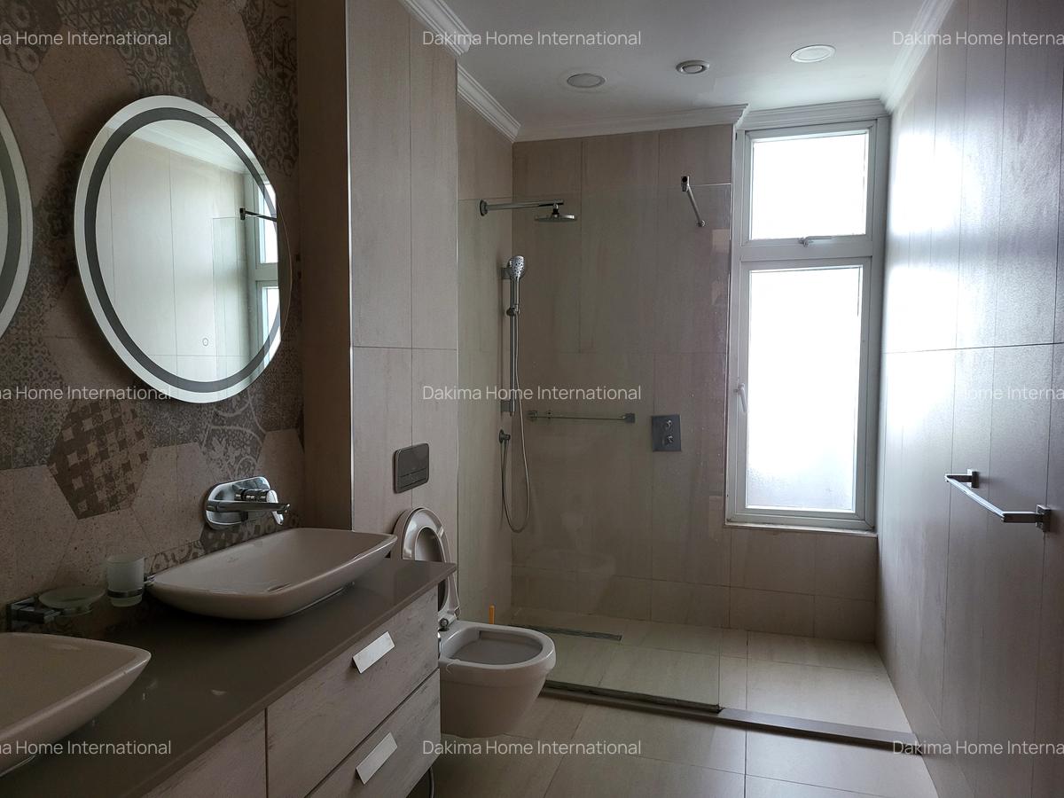 Serviced 2 Bed Apartment with En Suite in Parklands - 10