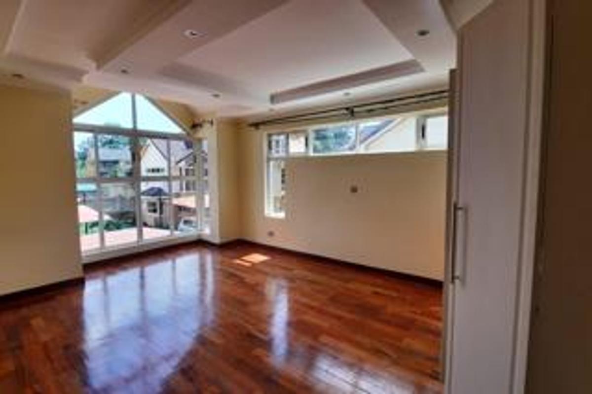 5 Bed Townhouse with En Suite at Lavington Green - 13