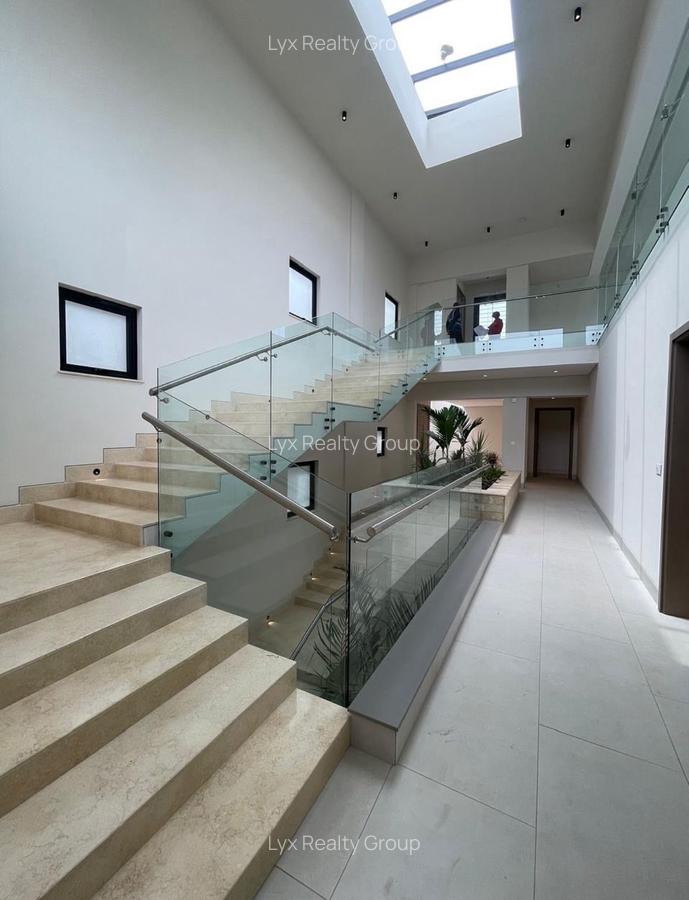 5 Bed Villa with En Suite in Brookside - 12