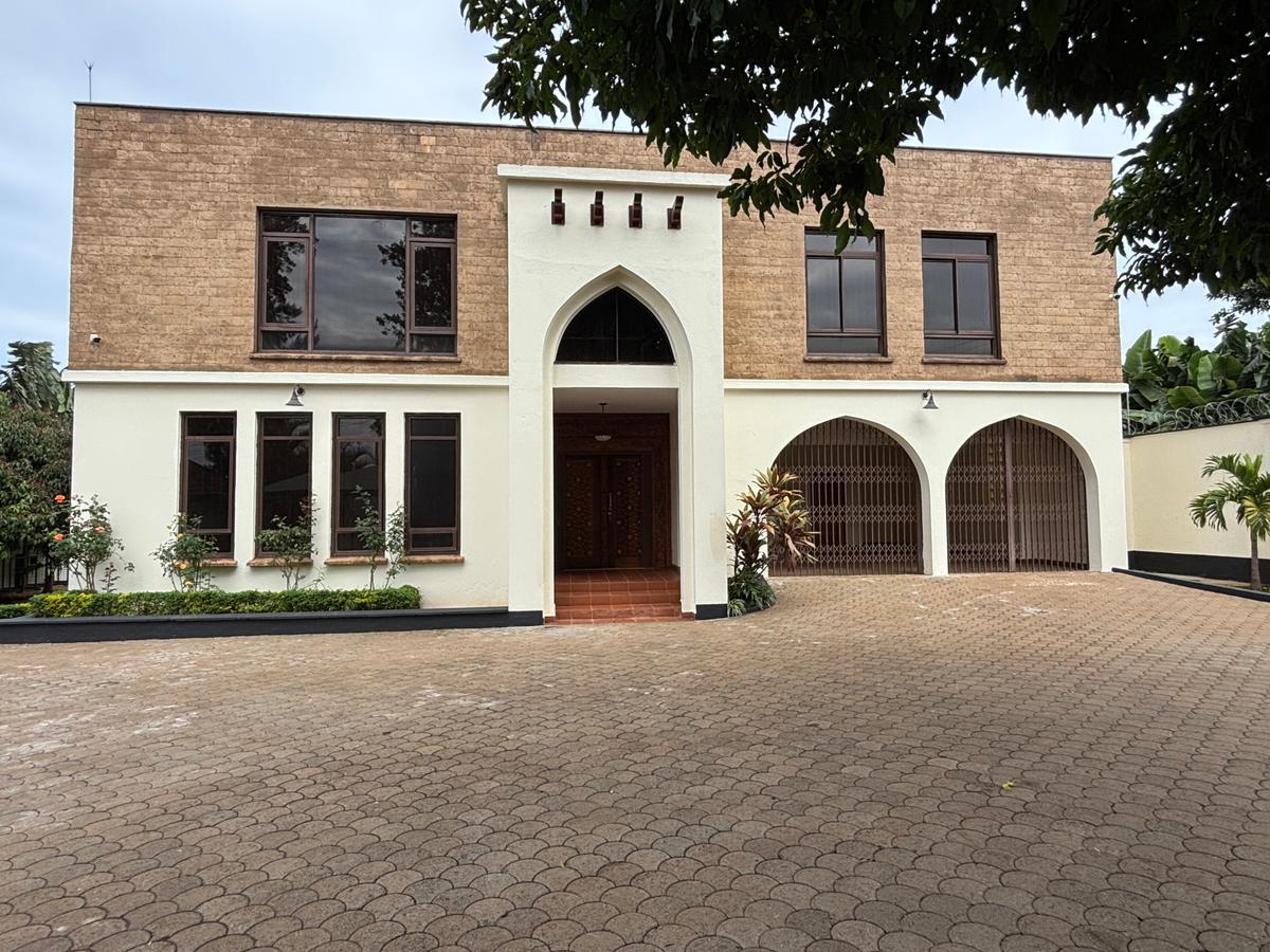 5 Bed House with En Suite in Runda - 3