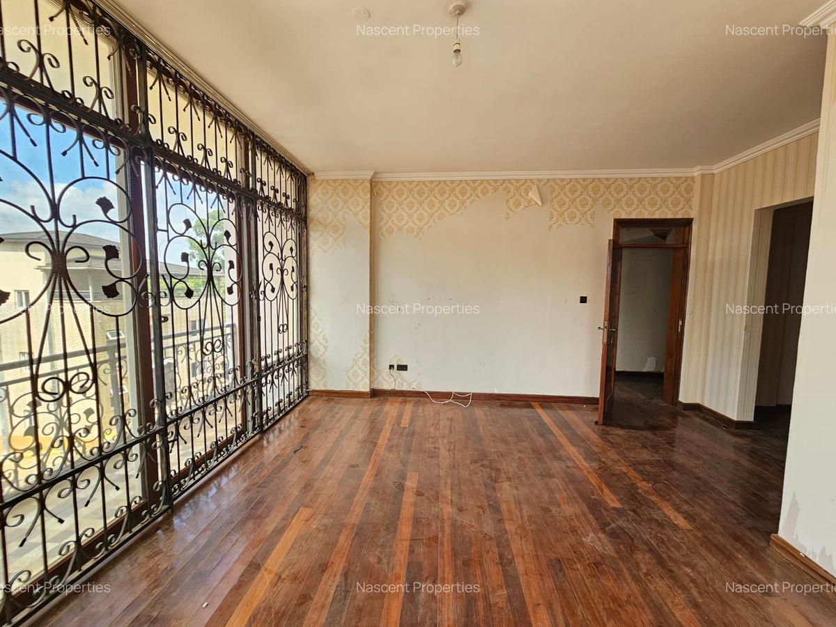 5 Bed Townhouse with En Suite in Lavington - 3