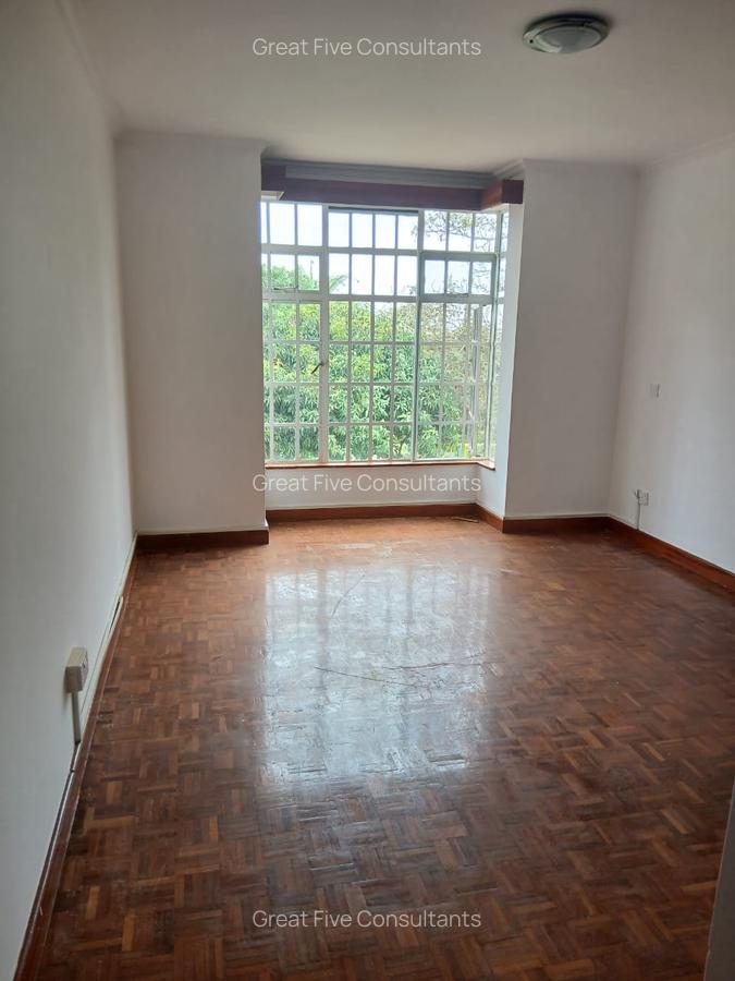 4 Bed Villa with En Suite in Redhill - 11