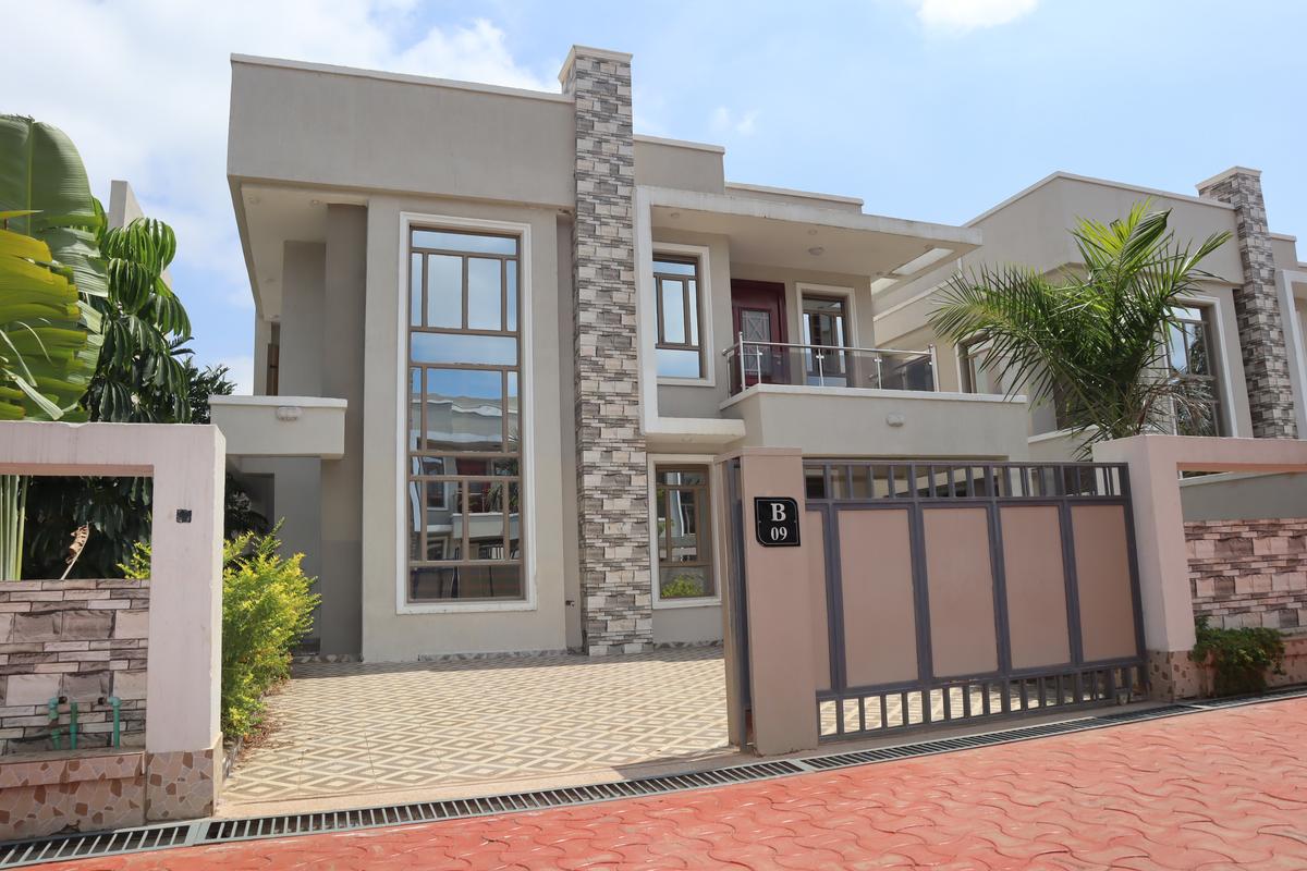 4 Bed House with En Suite at Greenspot Gardens - 1