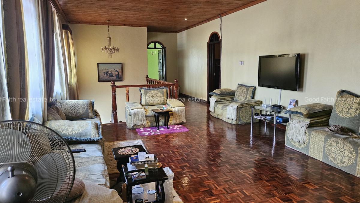 5 Bed House with En Suite in Runda - 4