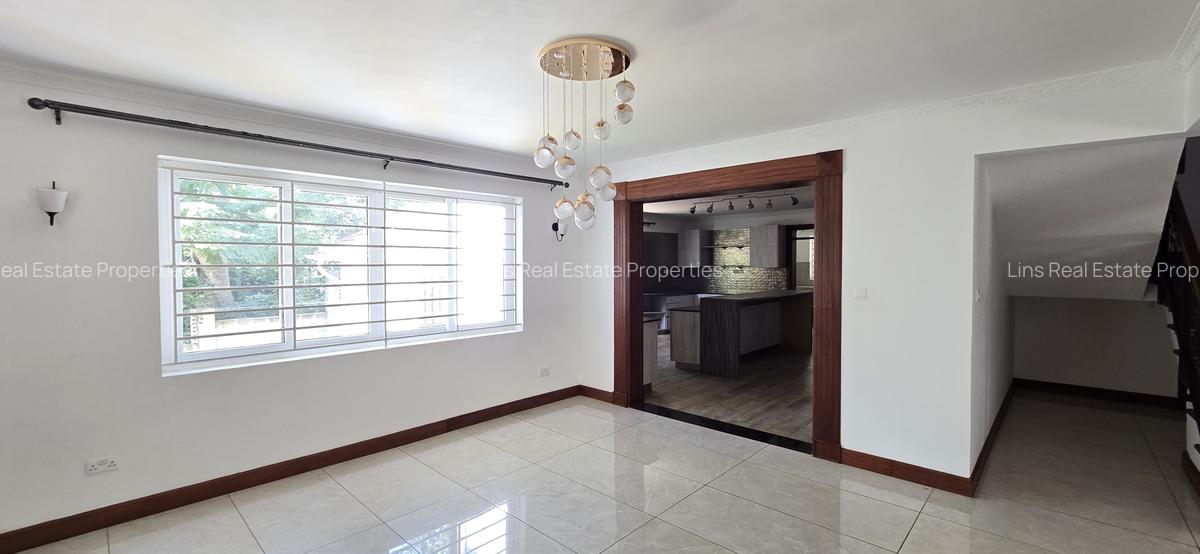 5 Bed House with En Suite in Rosslyn - 11