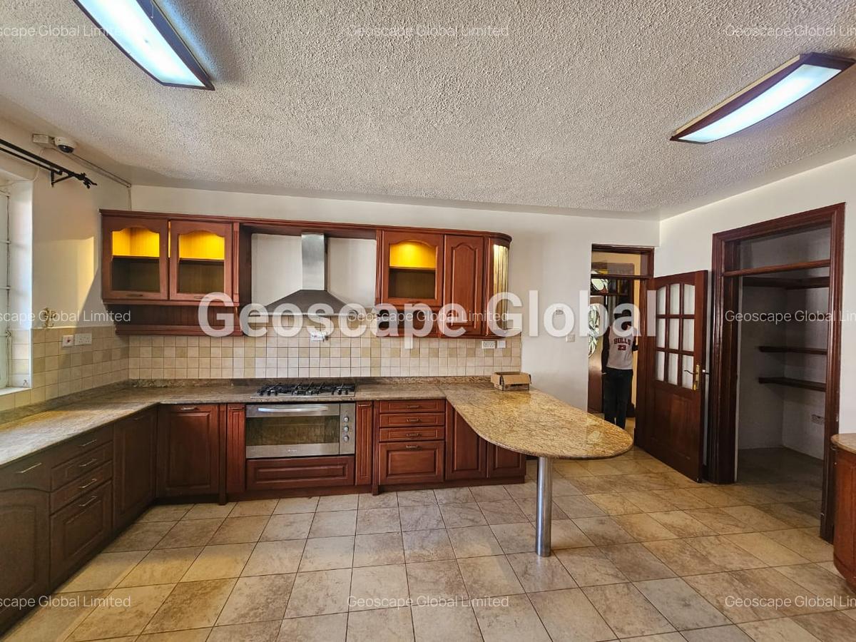 5 Bed House with En Suite in Runda - 9