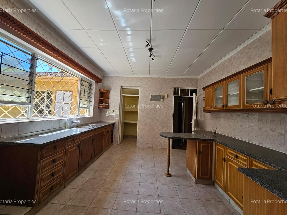 Commercial Property with Parking in Lavington - 4