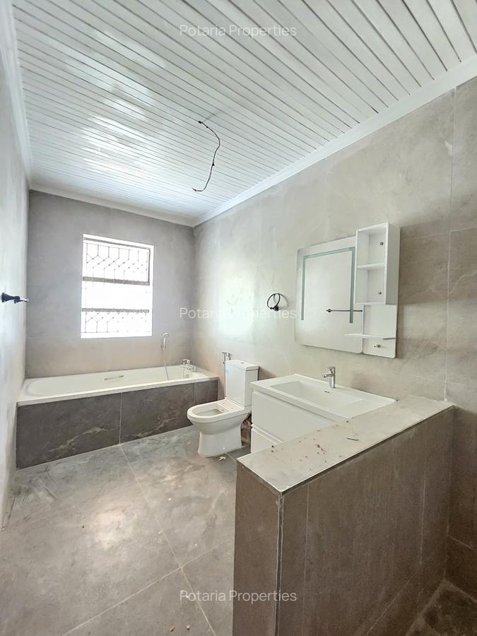 5 Bed House with En Suite in Runda - 4