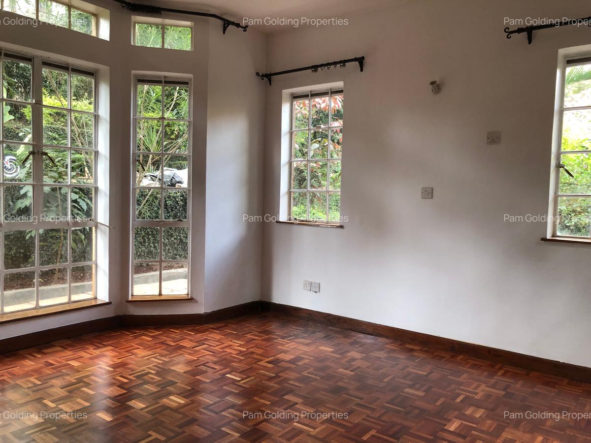 5 Bed House with En Suite in Rosslyn - 10