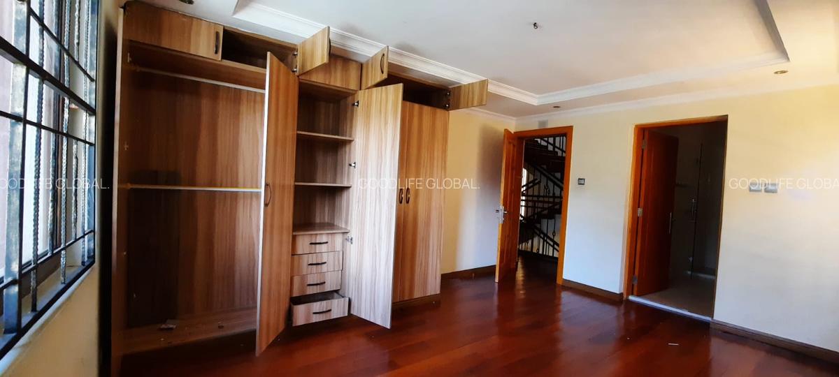 5 Bed Townhouse with En Suite at Lavington - 6