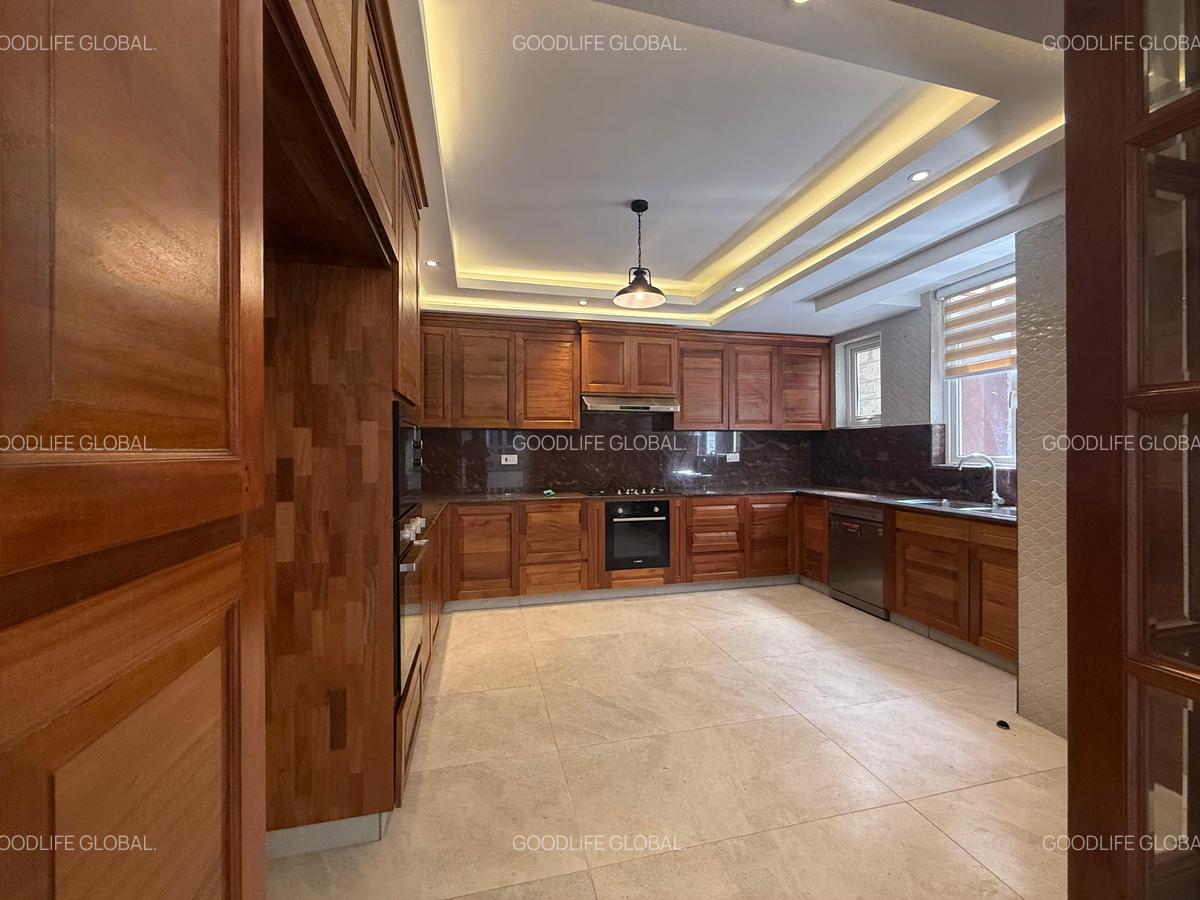 5 Bed Townhouse with En Suite at Lavington - 5