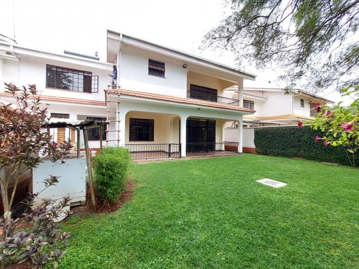 5 Bed House with En Suite at Lavington Green - 4