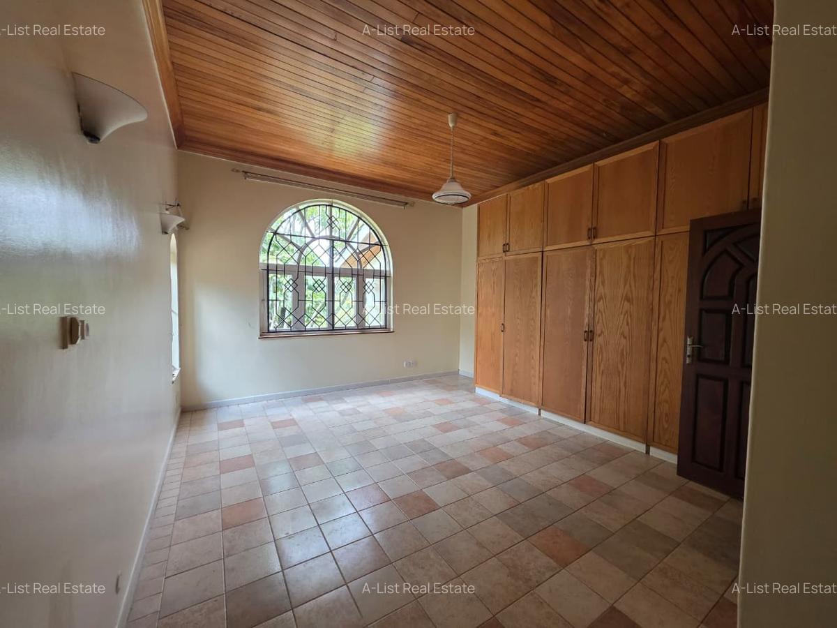 4 Bed Villa with En Suite at Hillview - 8