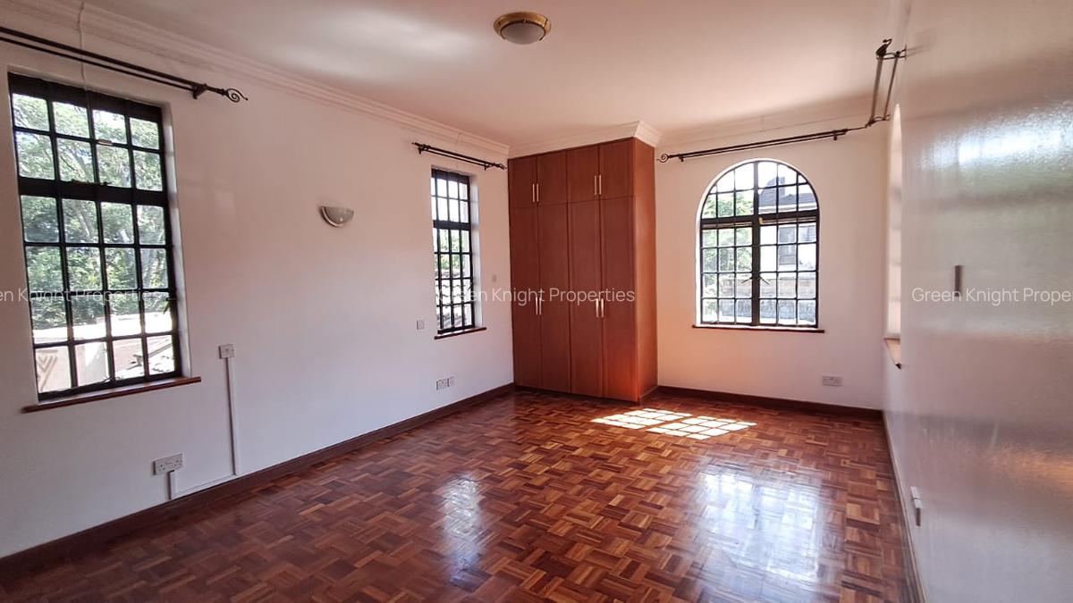 4 Bed House with En Suite in Lavington - 12
