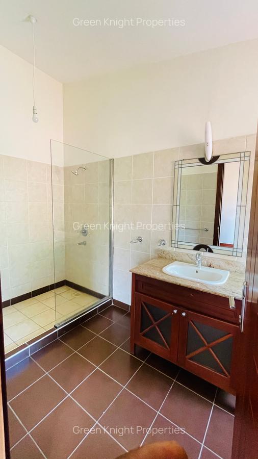 5 Bed House with En Suite in Runda - 17