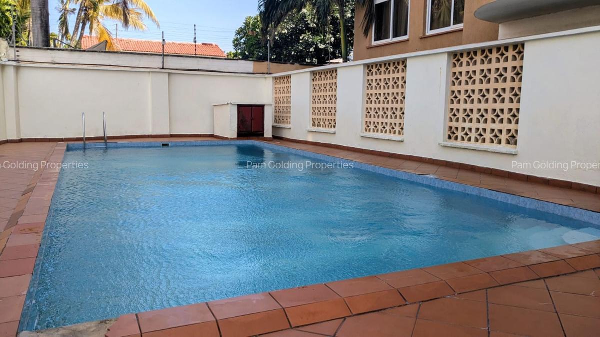 4 Bed Apartment with En Suite at 1St Avenue - 13