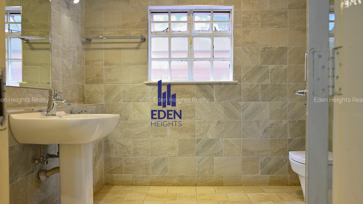 4 Bed House with En Suite in Lavington - 15