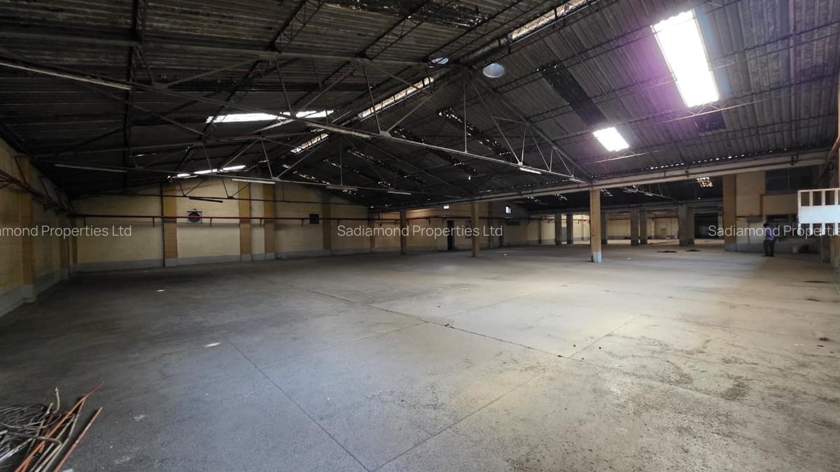 40,000 ft² Warehouse with Parking in Industrial Area - 2