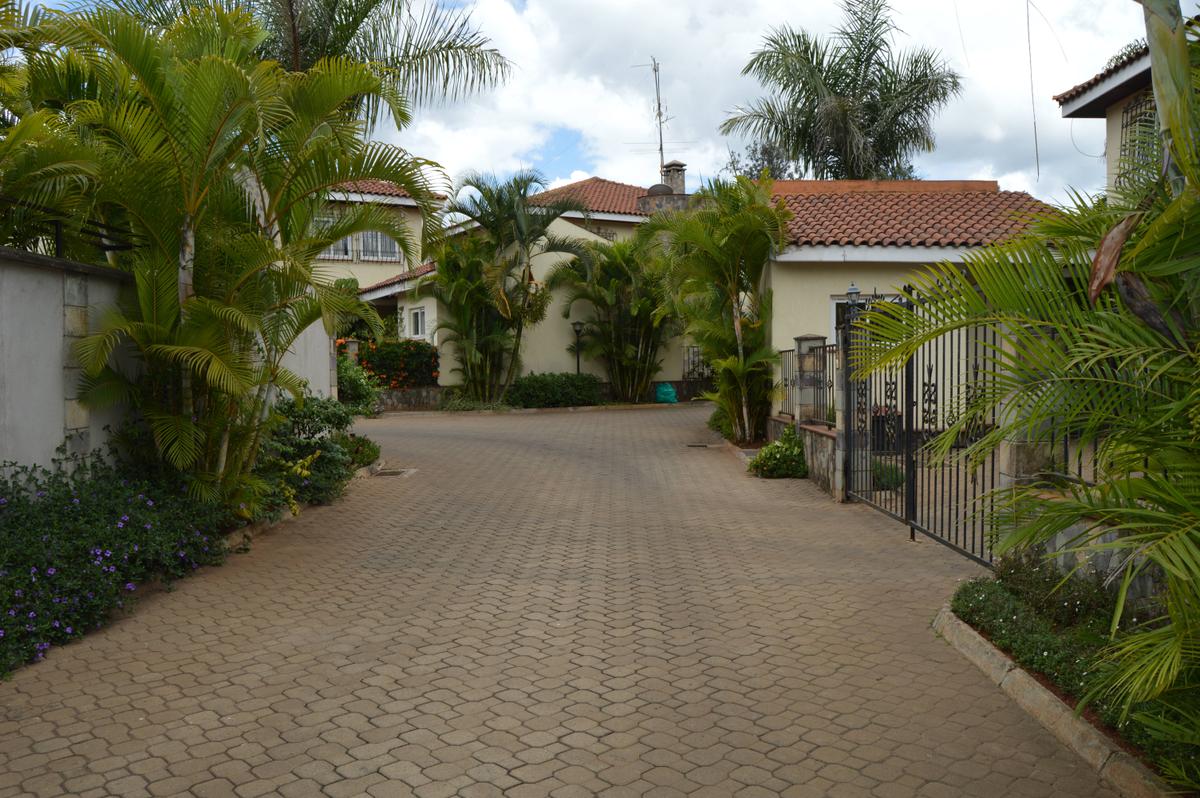 4 Bed Townhouse with En Suite at Palm Spring Gardens - 7