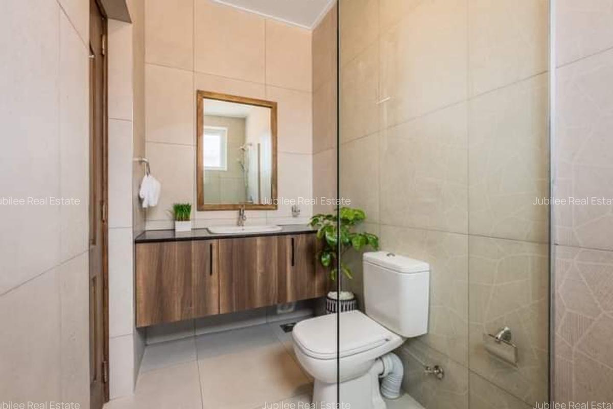 3 Bed Apartment with En Suite at Gateway Mall - 9