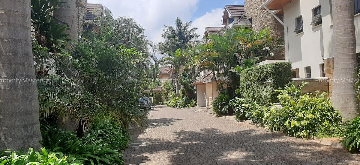 5 Bed Villa with En Suite at Lavington - 1