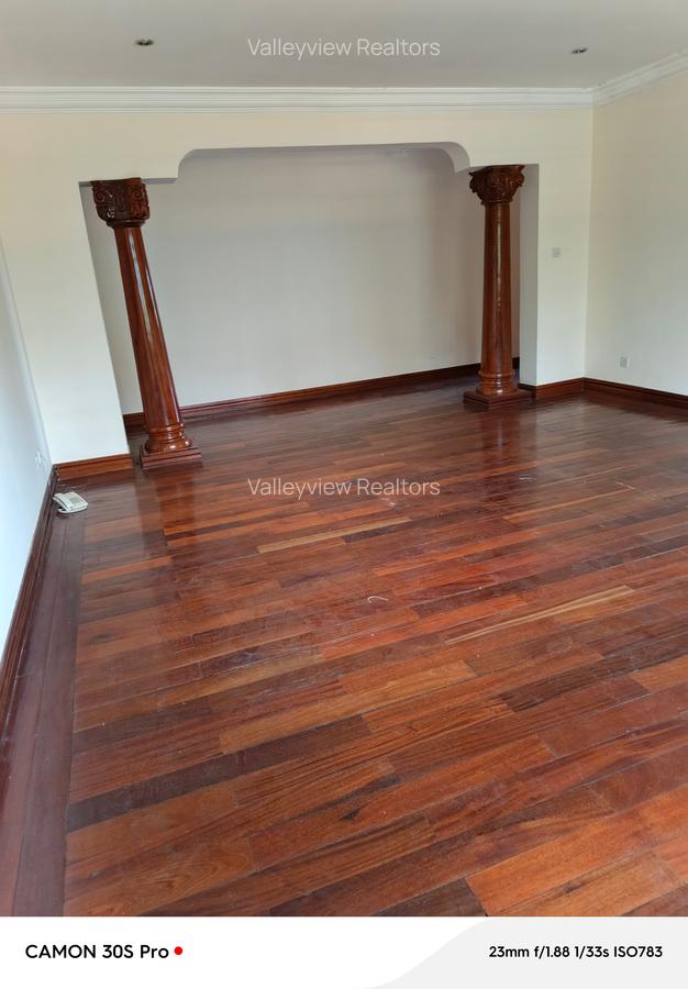 4 Bed Townhouse with En Suite at Lavington - 12