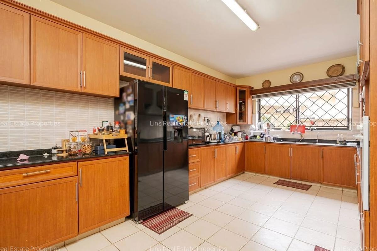 5 Bed Townhouse with En Suite in Lavington - 4