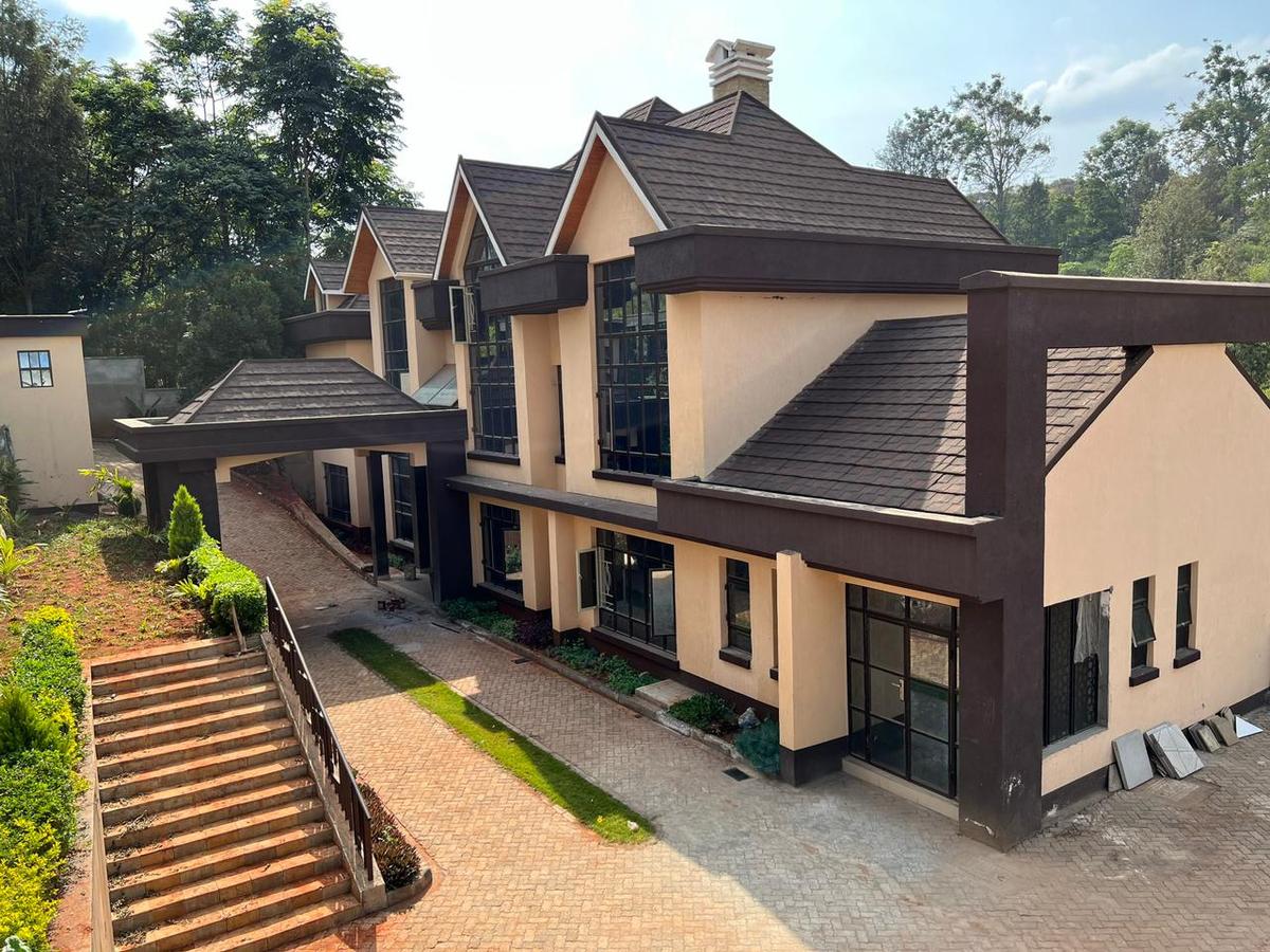 8 Bed House with En Suite at Nyari - 1