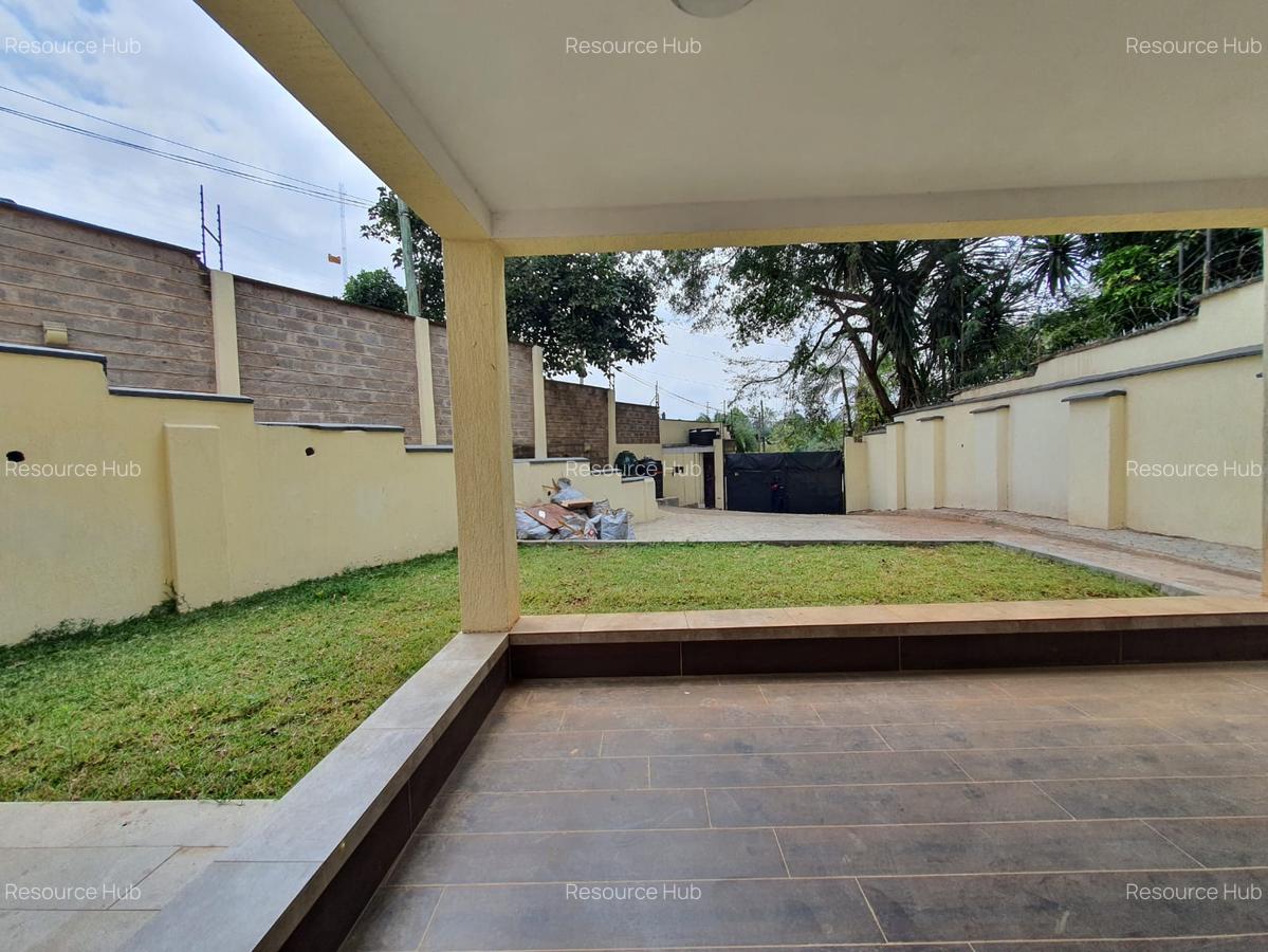 1 Bed Townhouse with Garden at Off Brook House Drive - 2