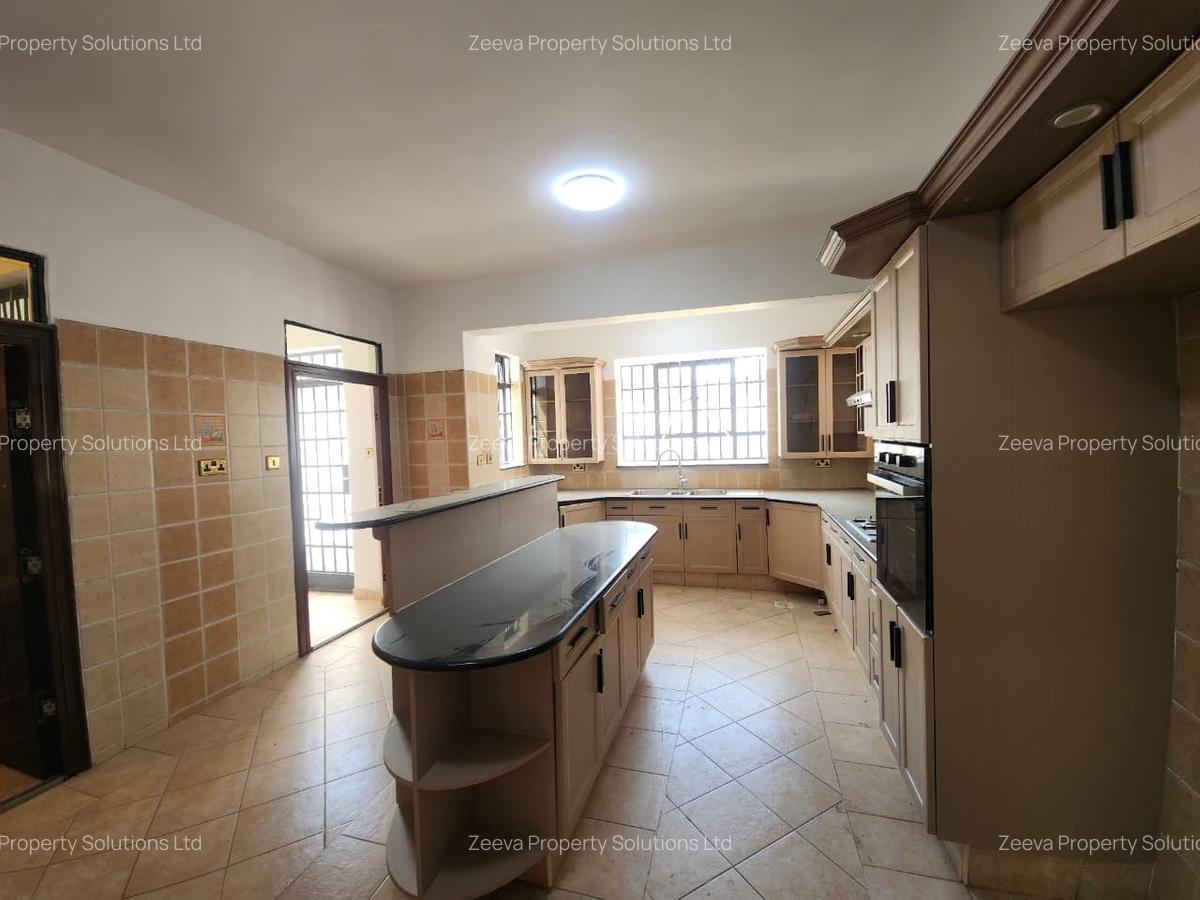 5 Bed House with En Suite in Lavington - 7