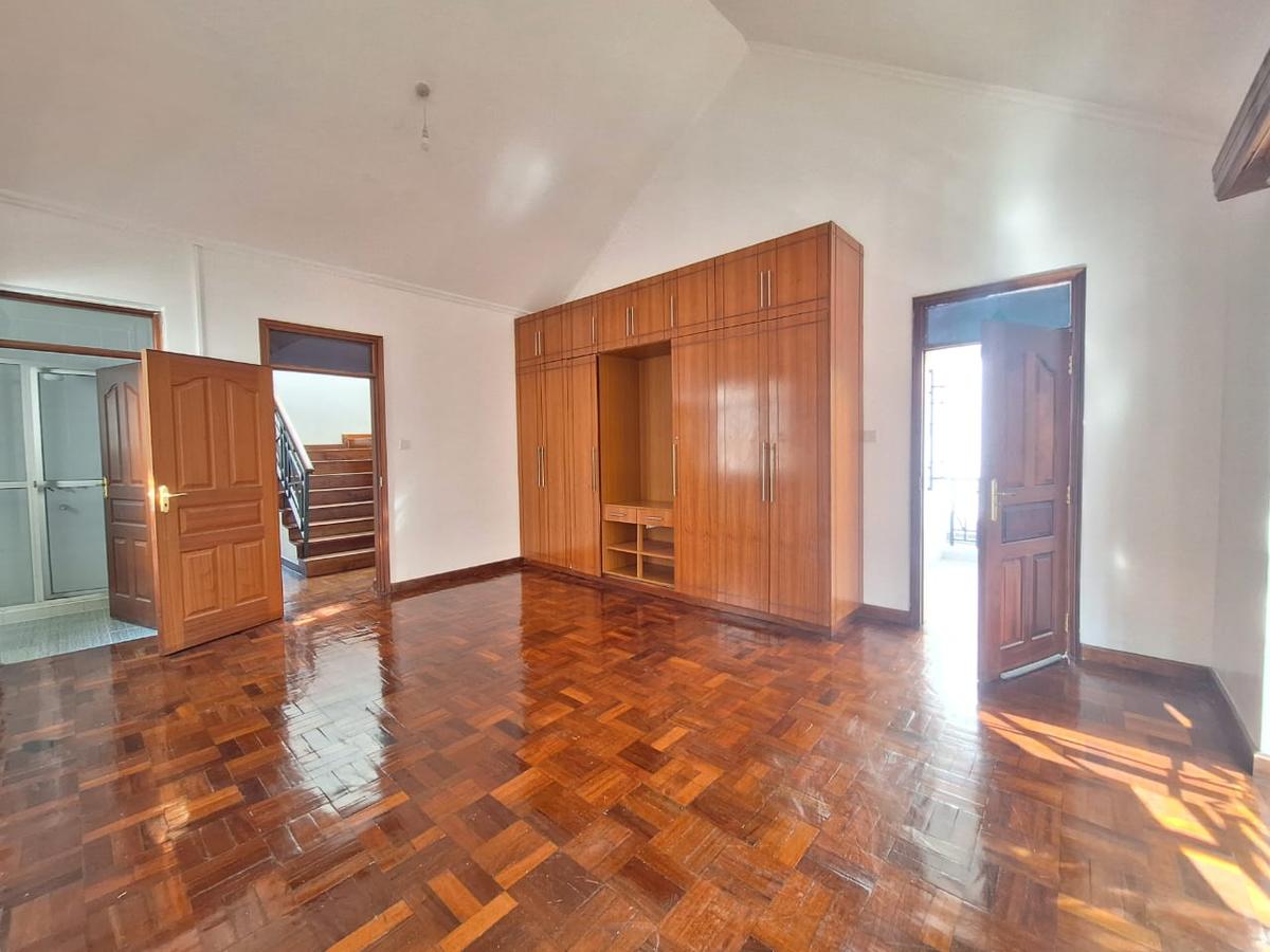 4 Bed Townhouse with En Suite at Lavington - 11