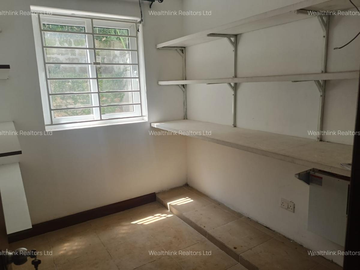 5 Bed Townhouse with En Suite at Lonetree - 15