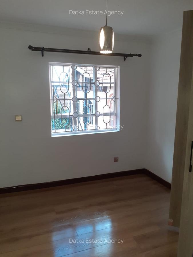 4 Bed House with En Suite at Mountain View - 4