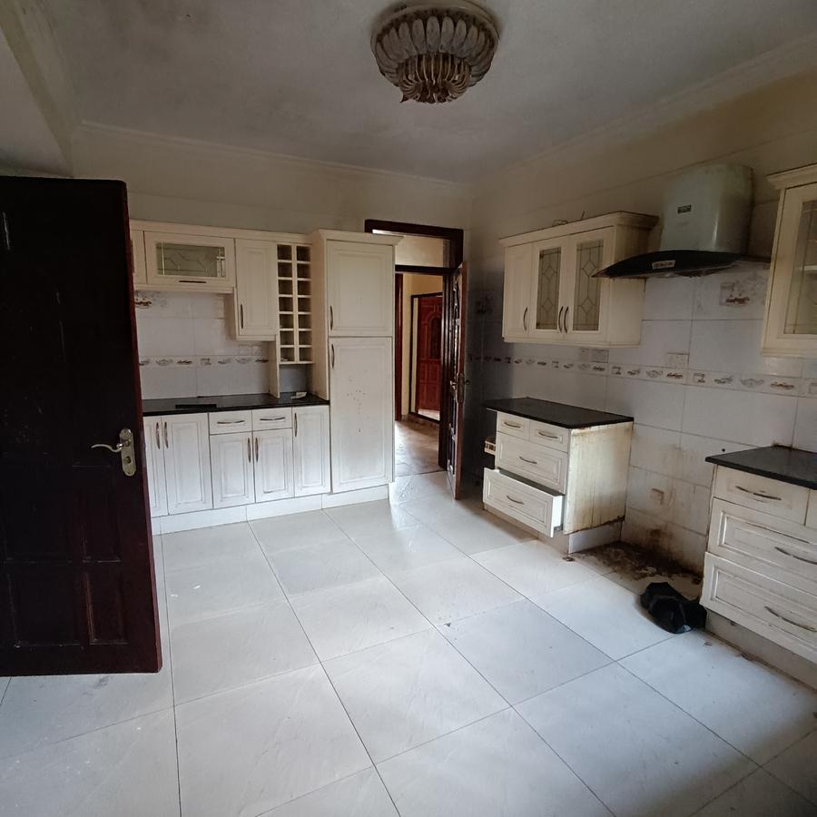 5 Bed House with En Suite in Lavington - 10