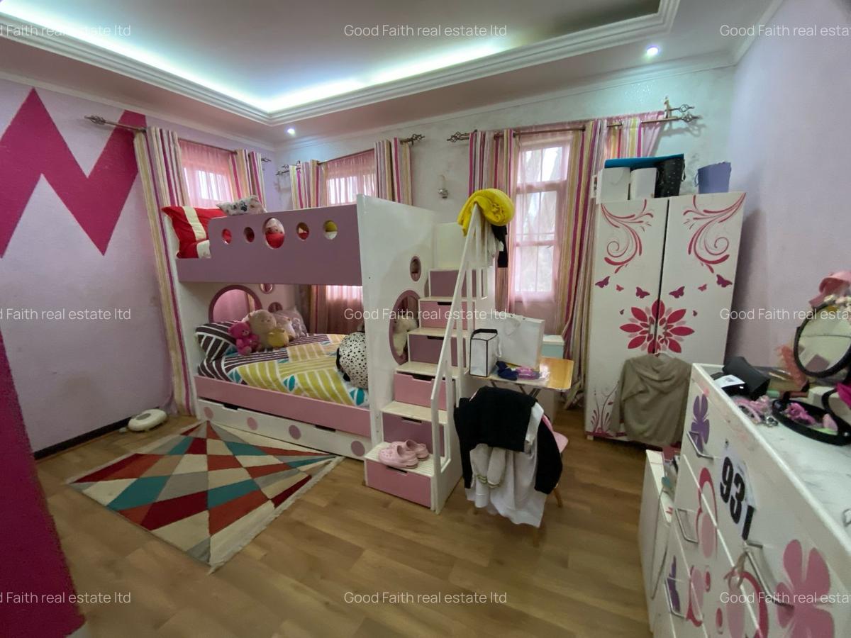 5 Bed House with En Suite in Runda - 14