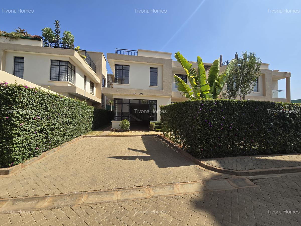 4 Bed House with En Suite in Membley - 2