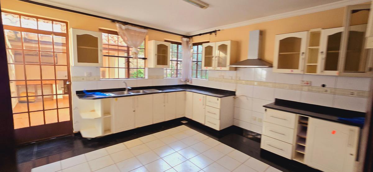 5 Bed Townhouse with En Suite at Off Convent Drive - 17