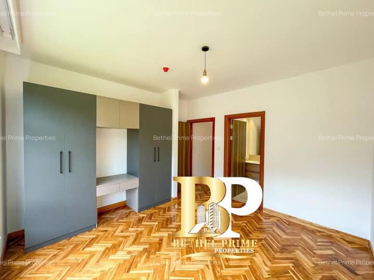 4 Bed House with En Suite in Rosslyn - 7